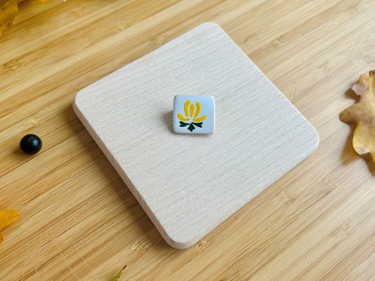 keramická mini brož "Císařská chryzantéma"