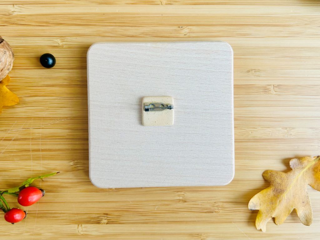 keramická mini brož "Šípkový čaj"