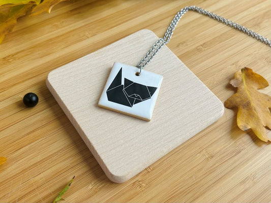 keramický náhrdelník "Origami kočka"