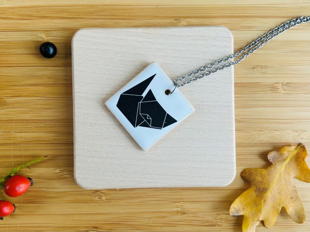 keramický náhrdelník "Origami kočka"