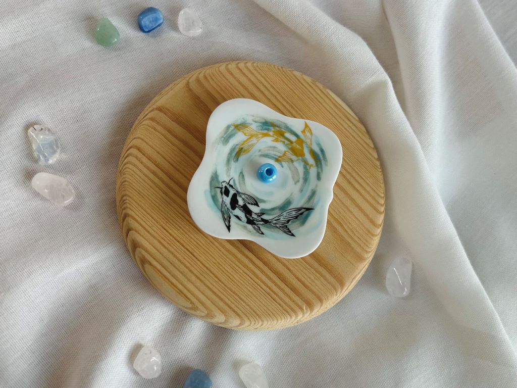 porcelánový stojánek na vonné tyčinky "Jezerní drahokamy aneb koi kapříci s měsícem" 5,5x5,5 cm