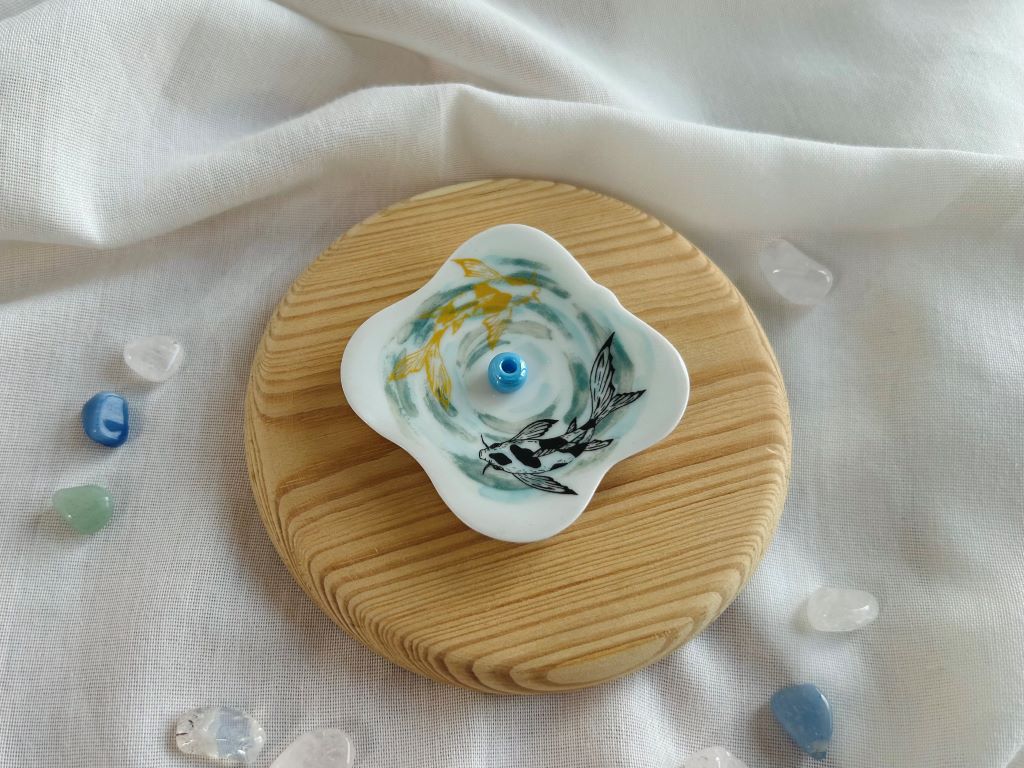 porcelánový stojánek na vonné tyčinky "Jezerní drahokamy aneb koi kapříci s měsícem" 5,5x5,5 cm