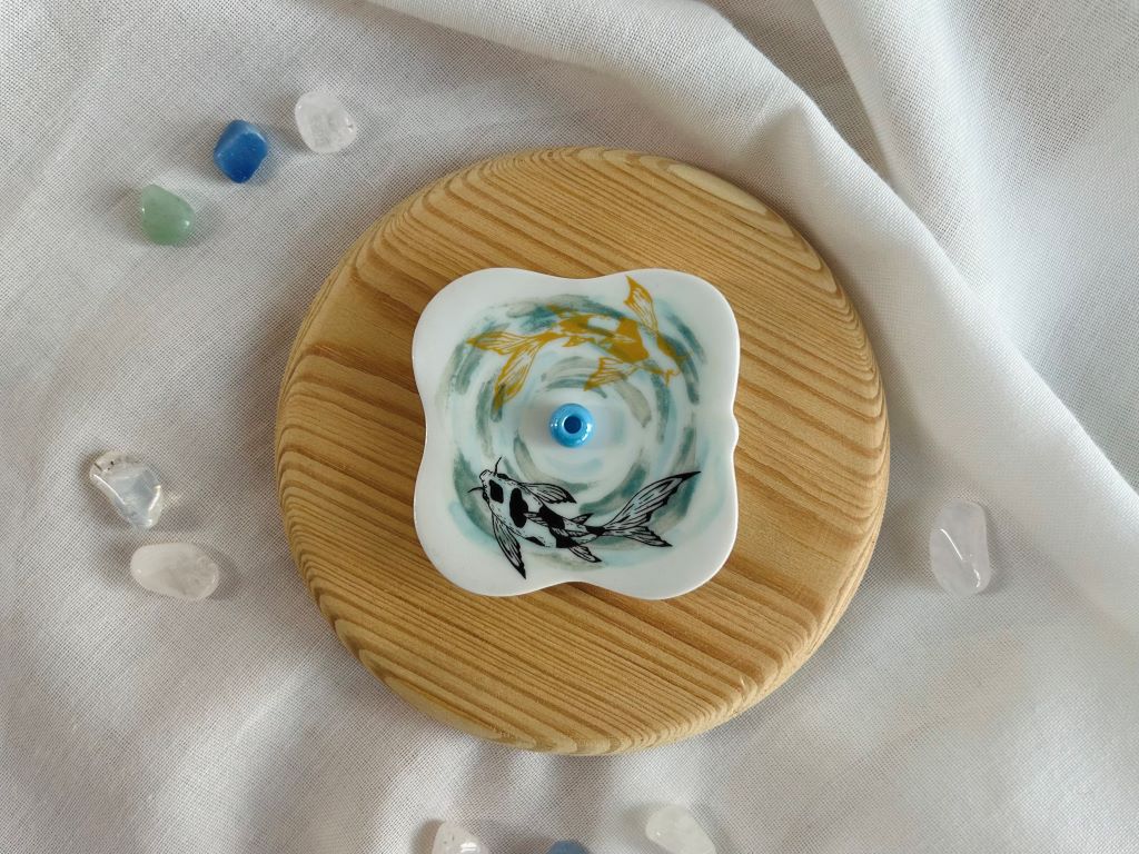 porcelánový stojánek na vonné tyčinky "Jezerní drahokamy aneb koi kapříci s měsícem" 5,5x5,5 cm