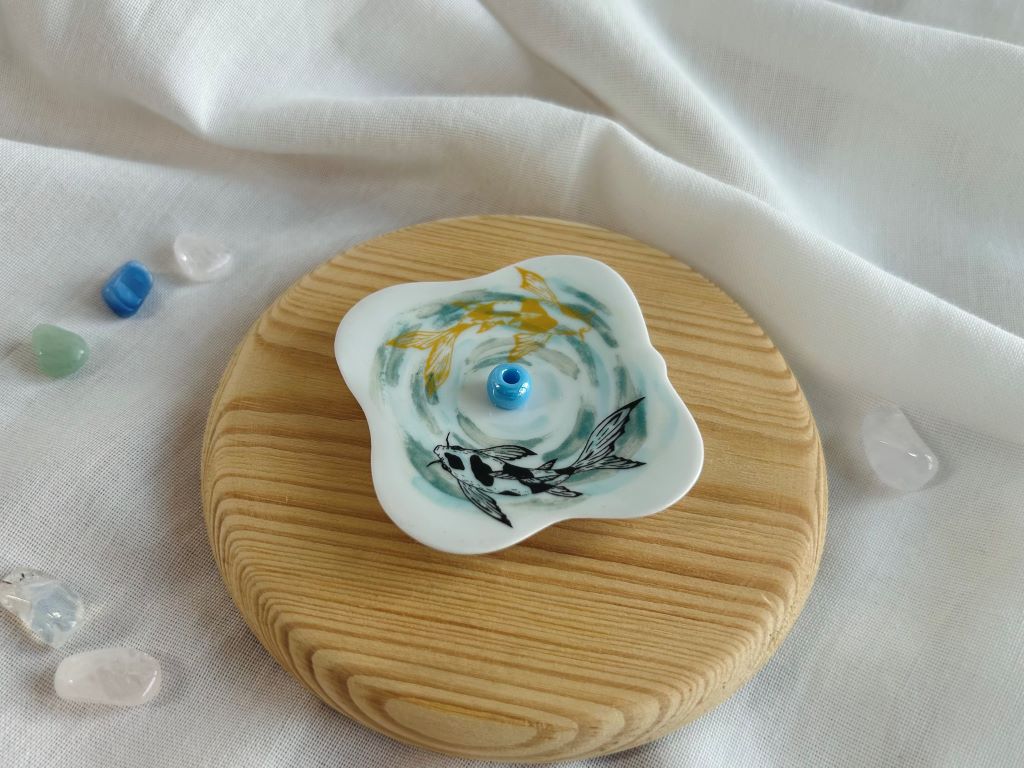 porcelánový stojánek na vonné tyčinky "Jezerní drahokamy aneb koi kapříci s měsícem" 5,5x5,5 cm