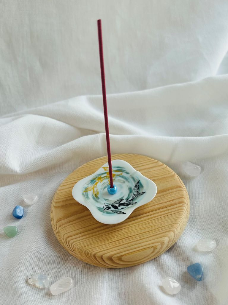 porcelánový stojánek na vonné tyčinky "Jezerní drahokamy aneb koi kapříci s měsícem" 5,5x5,5 cm