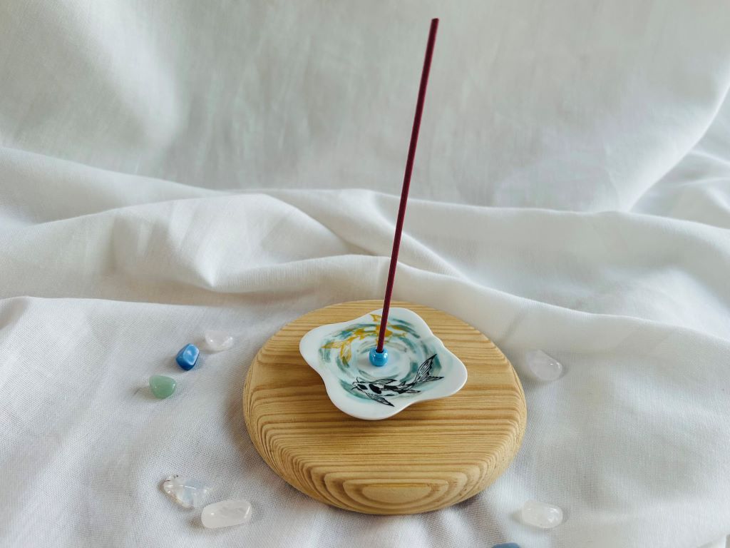 porcelánový stojánek na vonné tyčinky "Jezerní drahokamy aneb koi kapříci s měsícem" 5,5x5,5 cm