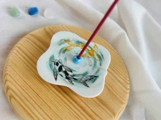 porcelánový stojánek na vonné tyčinky "Jezerní drahokamy aneb koi kapříci s měsícem" 5,5x5,5 cm