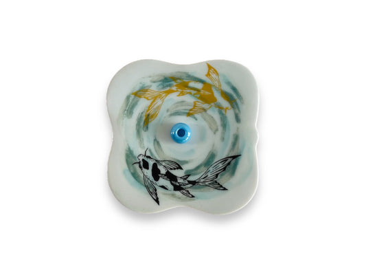 porcelánový stojánek na vonné tyčinky "Jezerní drahokamy aneb koi kapříci s měsícem" 5,5x5,5 cm