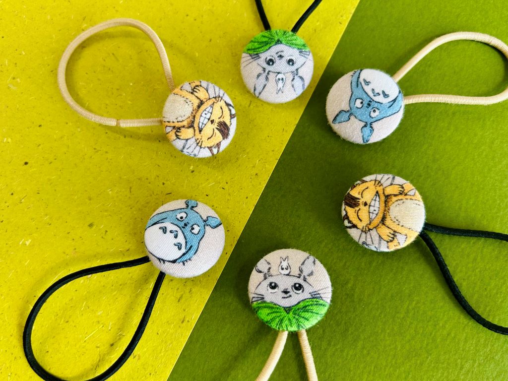 malá gumička do vlasů "Totoro a další lesní duchové"