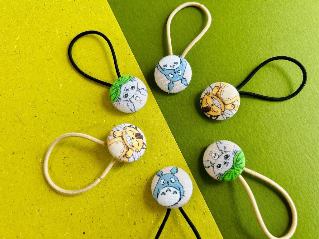 malá gumička do vlasů "Totoro a další lesní duchové"