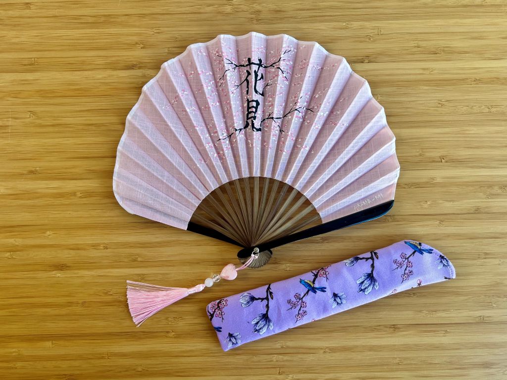 Luxusní skládací vějíř "Hanami-Ráno pod sakurou" ručně malovaný