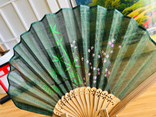 Luxusní skládací vějíř "Tři přátelé zimy" ručně malovaný