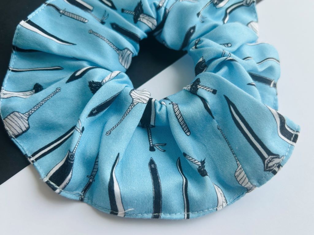 scrunchies "Anime meče" látková gumička do vlasů