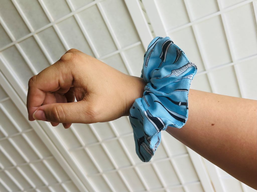 scrunchies "Anime meče" látková gumička do vlasů
