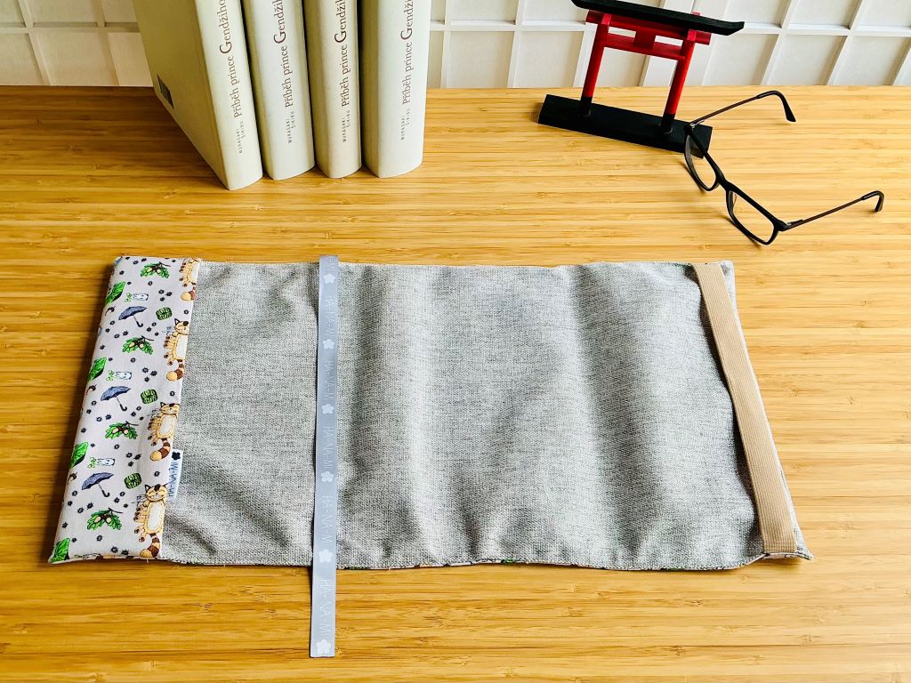 obal na knihu "Totoro a další lesní duchové" velký