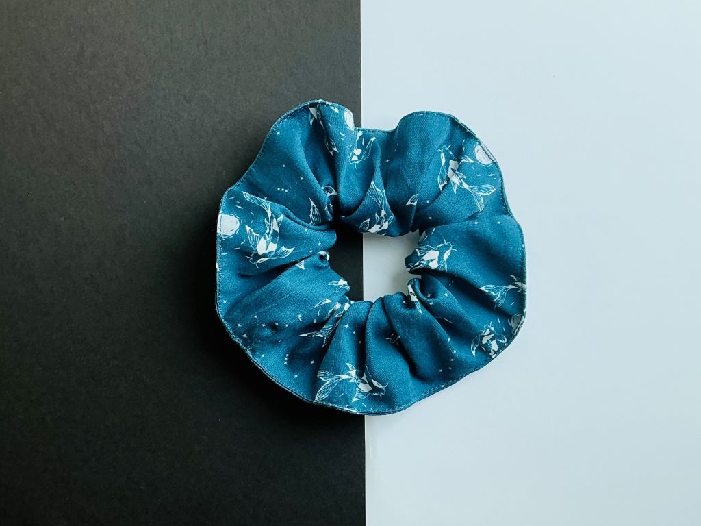scrunchies "Jezerní drahokamy aneb koi kapříci s měsícem" látková gumička do vlasů