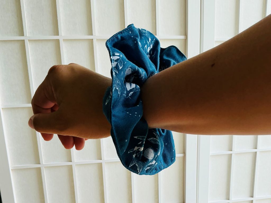 scrunchies "Jezerní drahokamy aneb koi kapříci s měsícem" látková gumička do vlasů