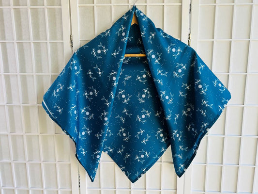 velký šátek "Jezerní drahokamy aneb koi kapříci s měsícem" 100x100 cm