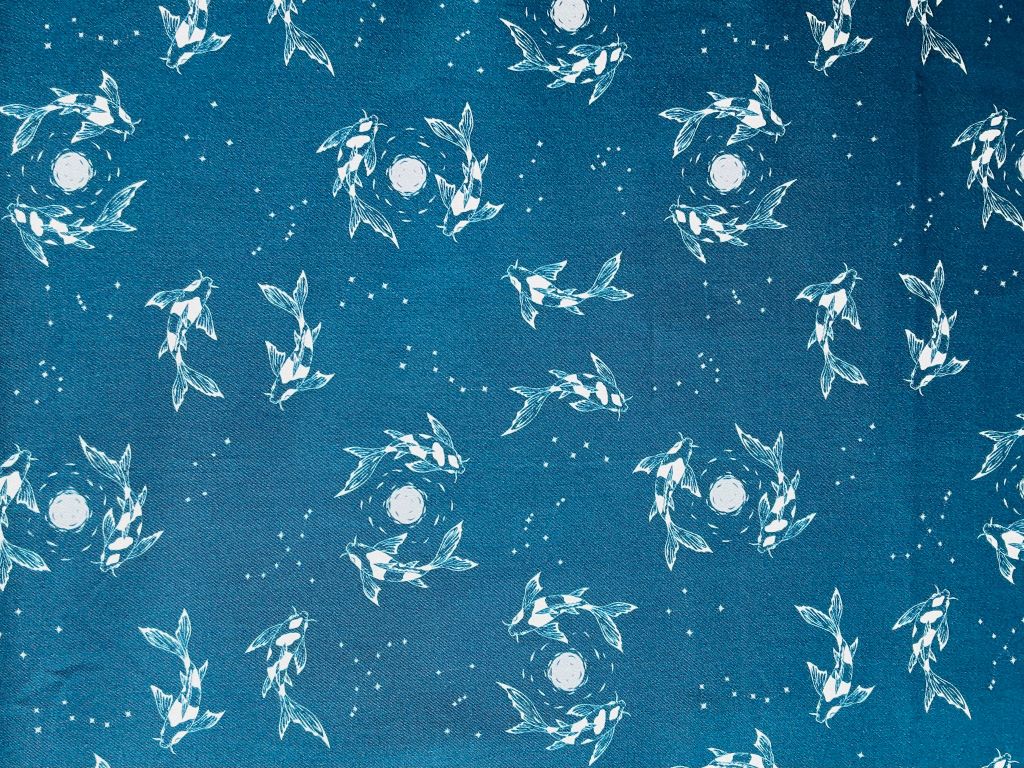 velký šátek "Jezerní drahokamy aneb koi kapříci s měsícem" 100x100 cm