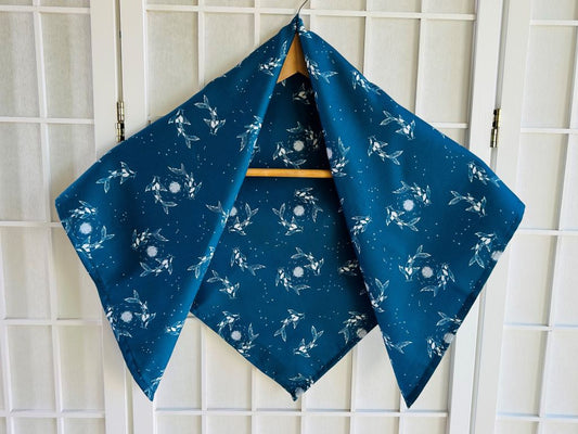 střední šátek "Jezerní drahokamy aneb koi kapříci s měsícem"  67x67 cm