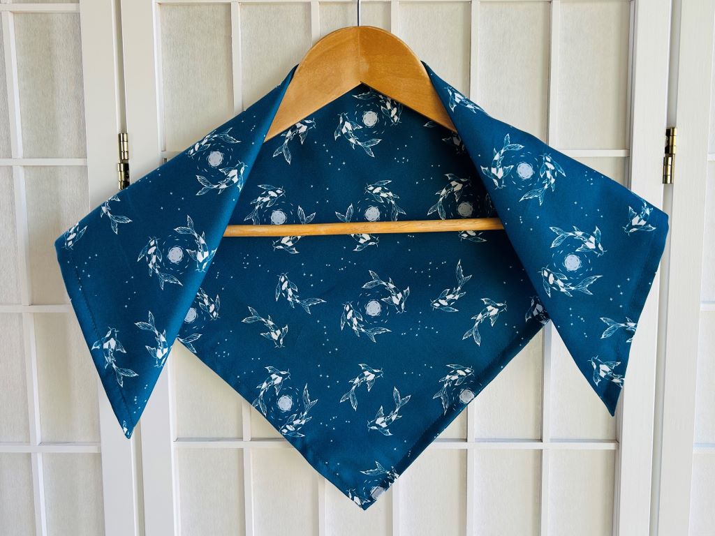 malý šátek "Jezerní drahokamy aneb koi kapříci s měsícem" 52x52 cm