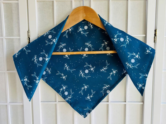 malý šátek "Jezerní drahokamy aneb koi kapříci s měsícem" 52x52 cm