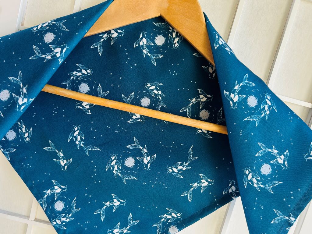 malý šátek "Jezerní drahokamy aneb koi kapříci s měsícem" 52x52 cm