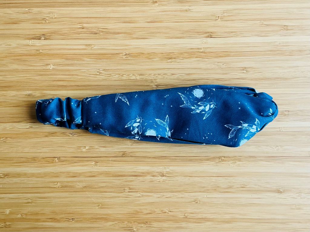 látková čelenka "Jezerní drahokamy aneb koi kapříci s měsícem" s gumičkou