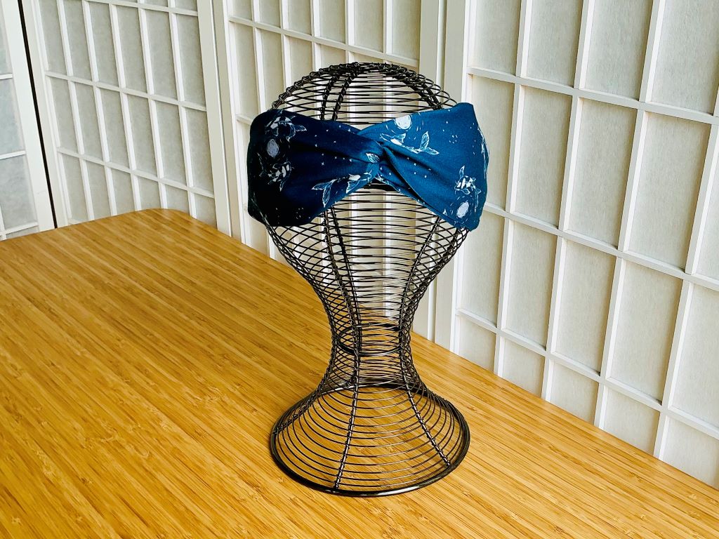 látková čelenka "Jezerní drahokamy aneb koi kapříci s měsícem" s gumičkou