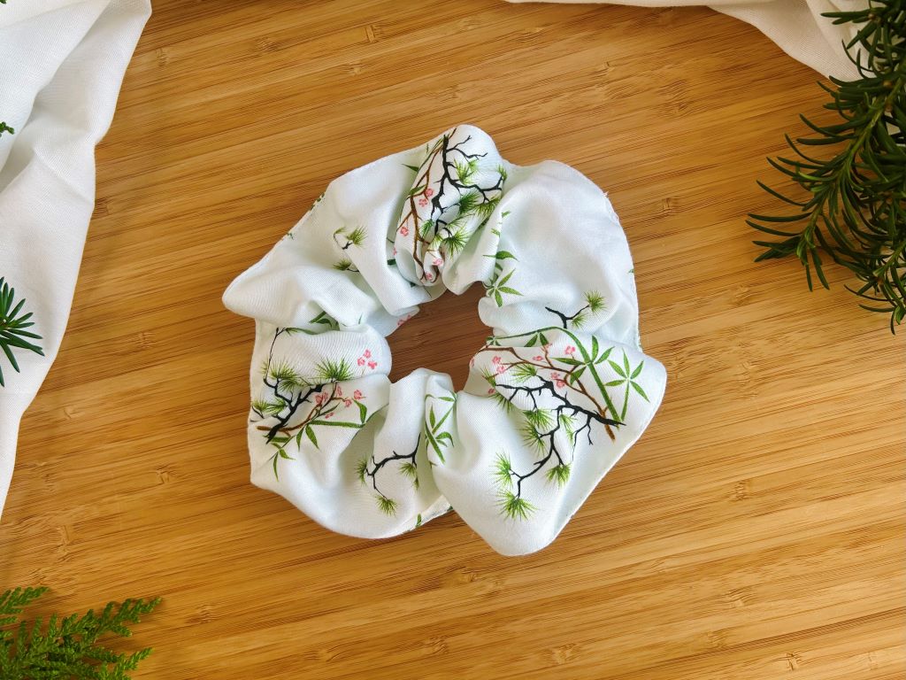 scrunchies "Tři přátelé zimy" látková gumička do vlasů