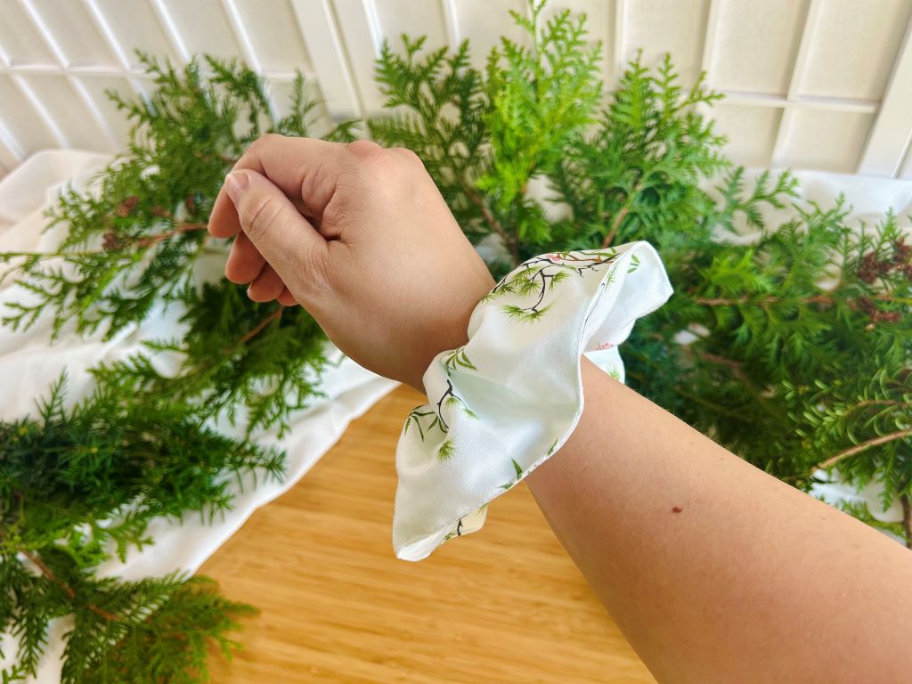 scrunchies "Tři přátelé zimy" látková gumička do vlasů