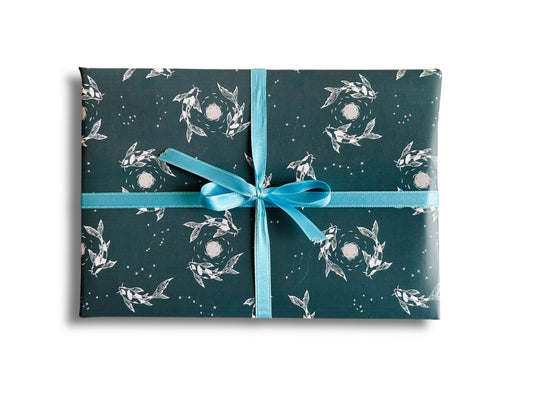 Balící papír "Jezerní drahokamy aneb koi kapříci s měsícem" 475 x 680 mm