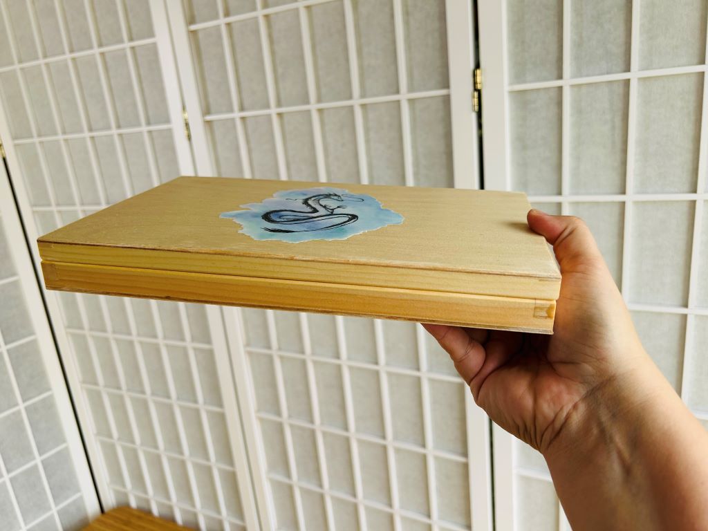 dřevěná krabička "Drak" na jídelní hůlky a odkladače