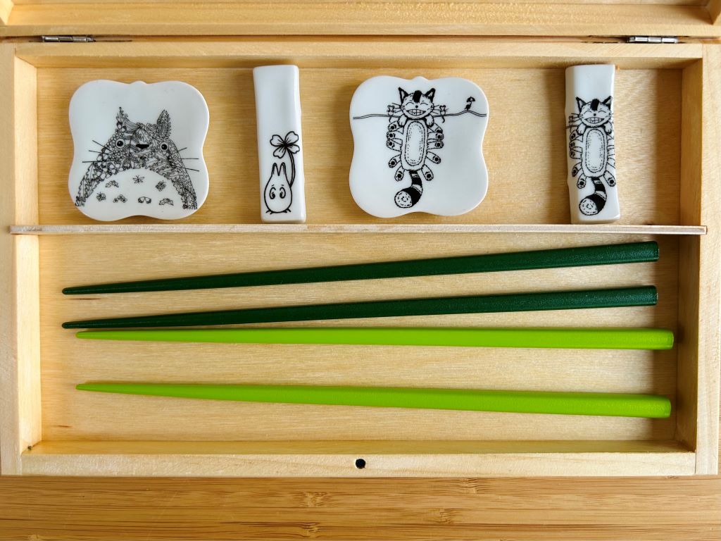 dřevěná krabička "Totoro" na jídelní hůlky a odkladače