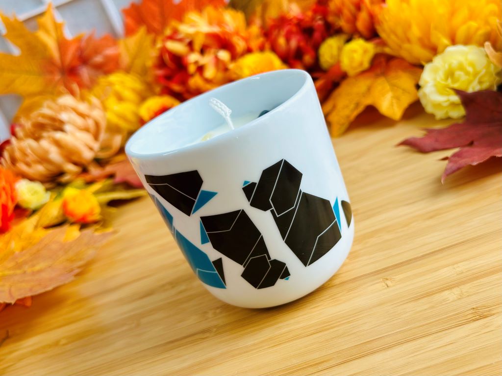 Svíčka v pohárku "Origami štěně" s minerály