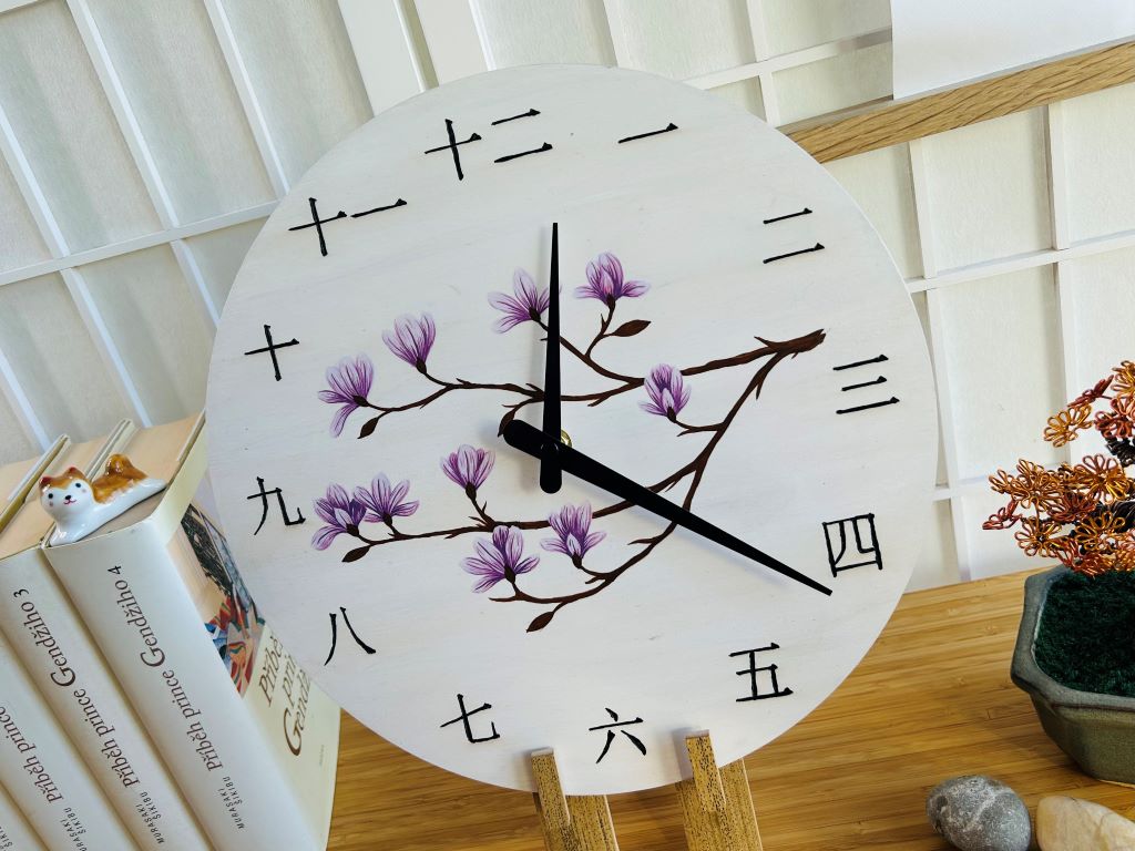 Luxusní dřevěné hodiny "Pavoučí lilie" 29 cm