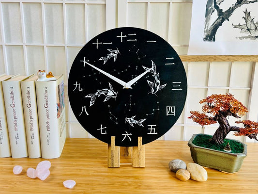 Luxusní dřevěné hodiny "Jezerní drahokamy aneb koi kapříci s hvězdami" 29 cm