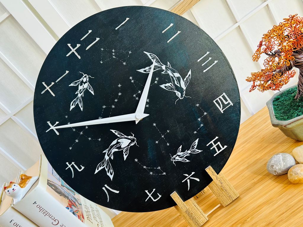 Luxusní dřevěné hodiny "Jezerní drahokamy aneb koi kapříci s hvězdami" 29 cm