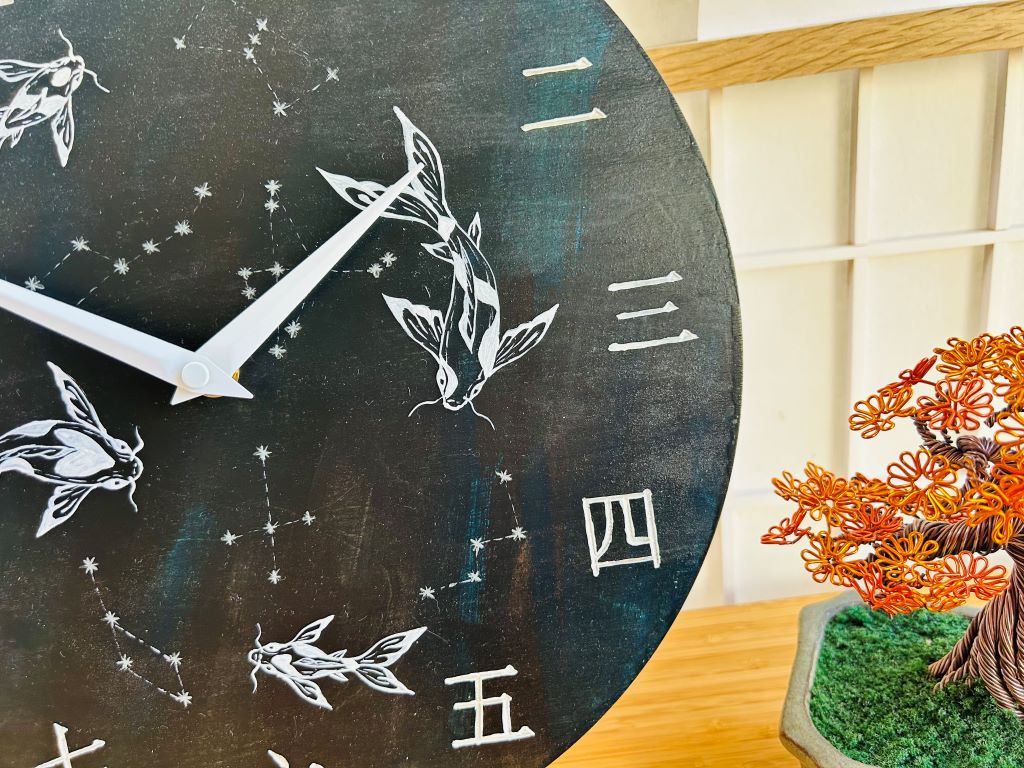 Luxusní dřevěné hodiny "Jezerní drahokamy aneb koi kapříci s hvězdami" 29 cm