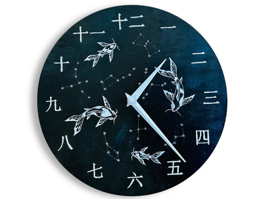 Luxusní dřevěné hodiny "Jezerní drahokamy aneb koi kapříci s hvězdami" 29 cm