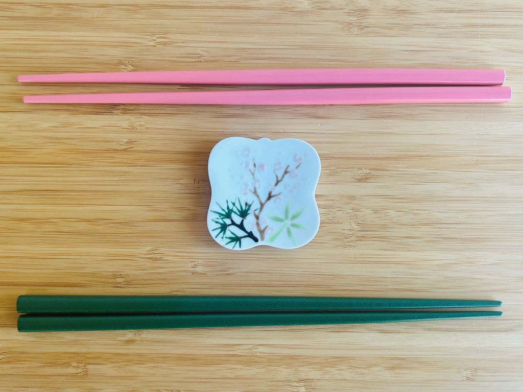 odkladač na hůlky  čtvercový "Tři přátelé zimy" 5,5x5,5 cm