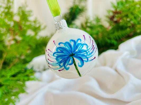 vánoční koulička "Modrá pavoučí lilie" porcelánová 6 cm