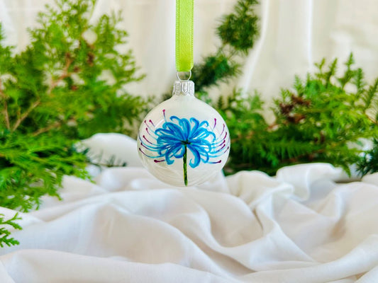 vánoční koulička "Modrá pavoučí lilie" porcelánová 6 cm