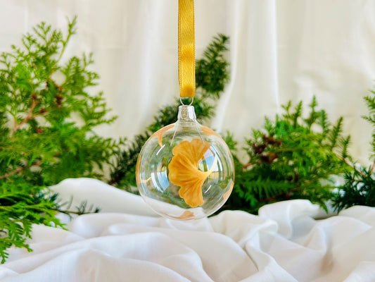 vánoční koulička "Zlaté ginkgo listy" čirá 6 cm