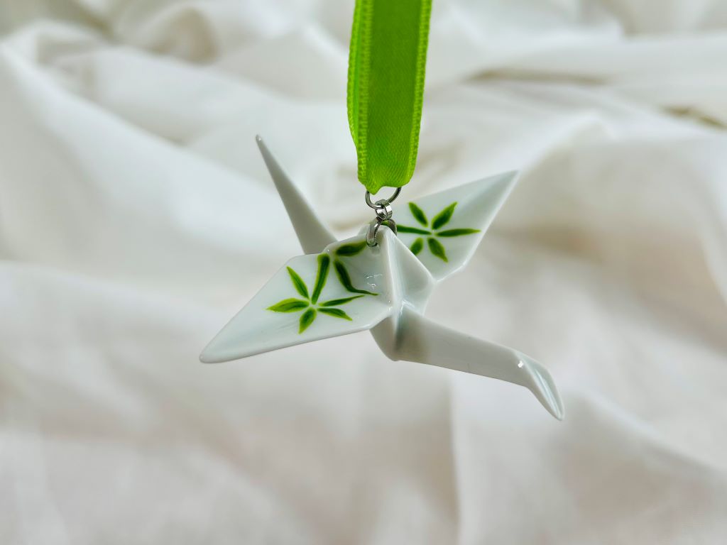 porcelánový origami jeřáb "Bambusový háj" závěsný