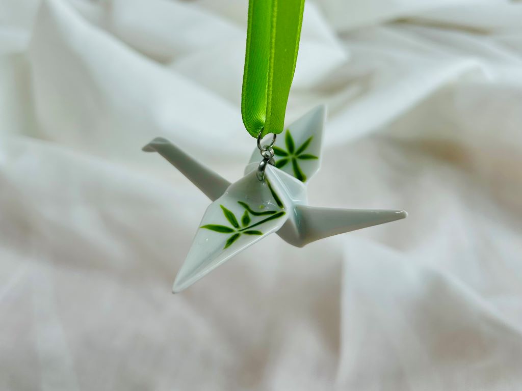 porcelánový origami jeřáb "Bambusový háj" závěsný