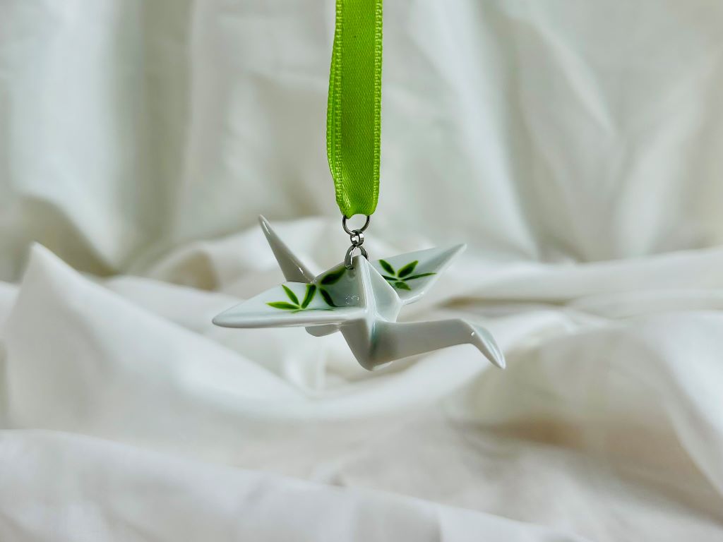 porcelánový origami jeřáb "Bambusový háj" závěsný