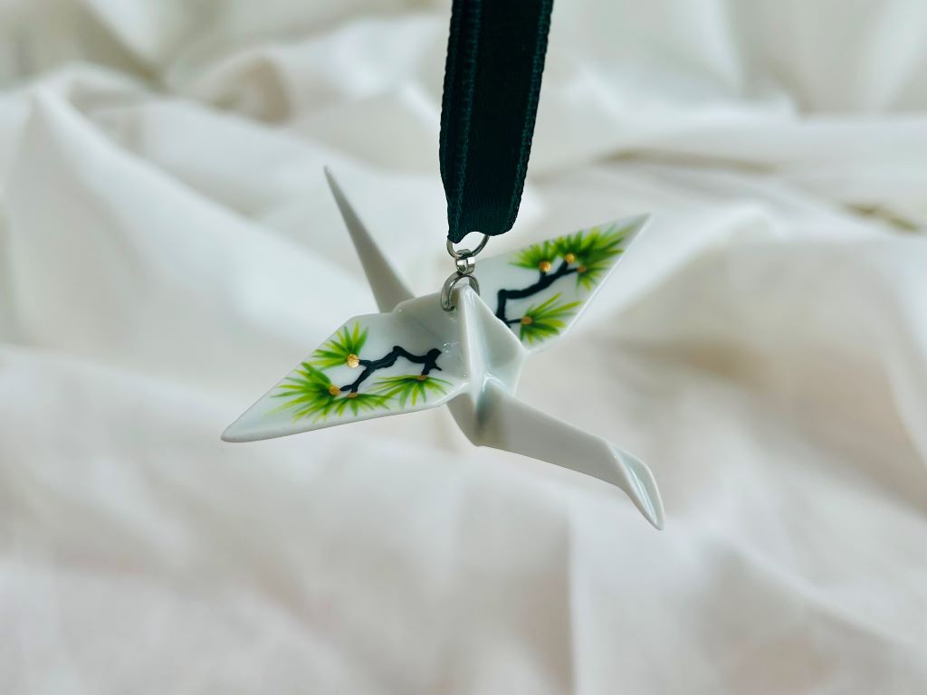 porcelánový origami jeřáb "Dlouhověká borovice" závěsný