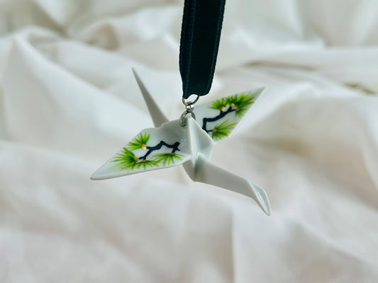 porcelánový origami jeřáb "Dlouhověká borovice" závěsný