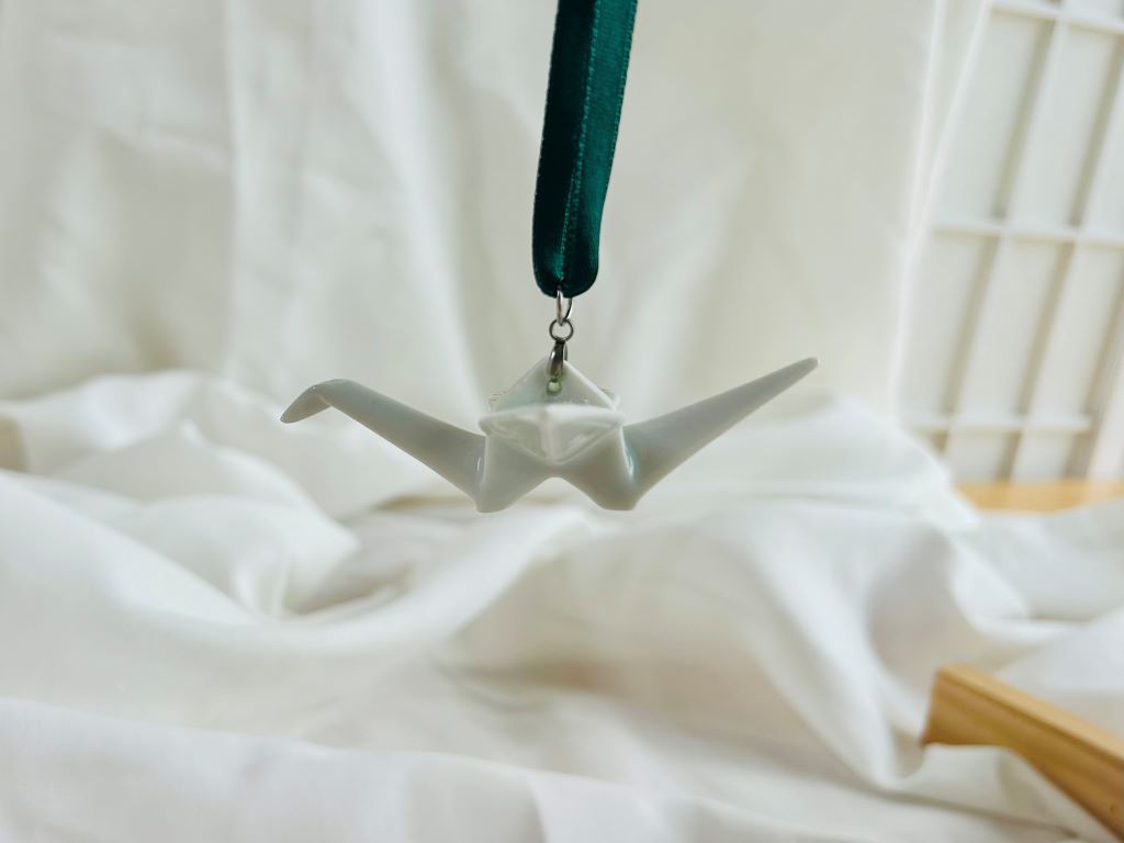 porcelánový origami jeřáb "Dlouhověká borovice" závěsný